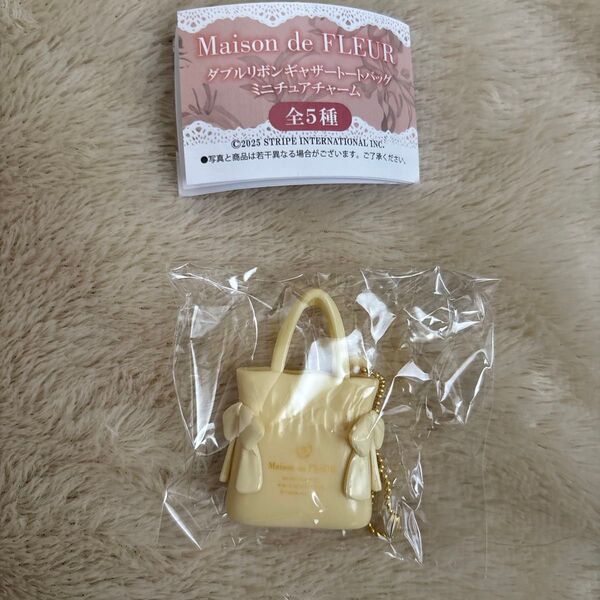 ラスト1点 最終お値下げ価格処分 Maison de FLEUR ダブルリボンギャザートートバッグミニチュアチャーム イエロー