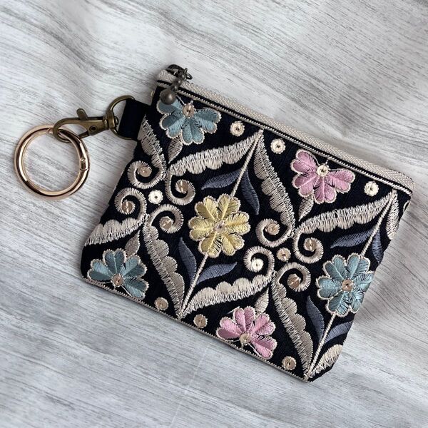 インド刺繍のミニポーチ 黒地に花柄 小物入れ カラビナ付き ハンドメイド