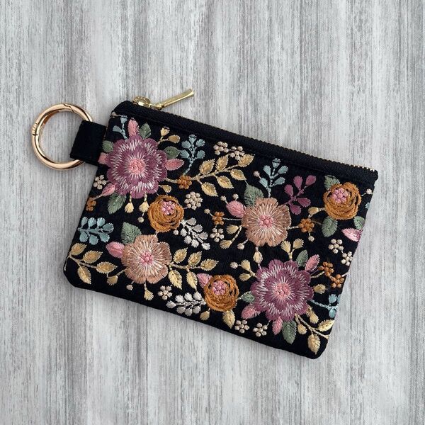 インド刺繍リボンのミニポーチ 大きな花柄が可愛らしい カラビナ付き ハンドメイド 片面