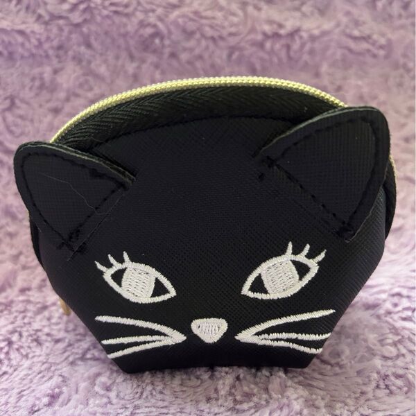 黒猫の刺繍がかわいいミニポーチ