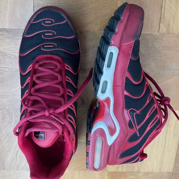 ナイキ エアマックス プラス スニーカー NIKE AIR MAX PLUS RED × BLACK 海外限定