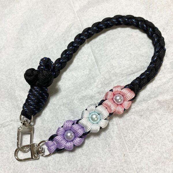 スマホストラップ ハンドストラップ パラコード お花 ハンドメイド バッグチャーム キーホルダー