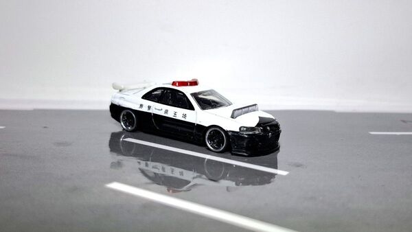 トミカ日産スカイラインGT-R (BNR34)パトロールカーカスタム車