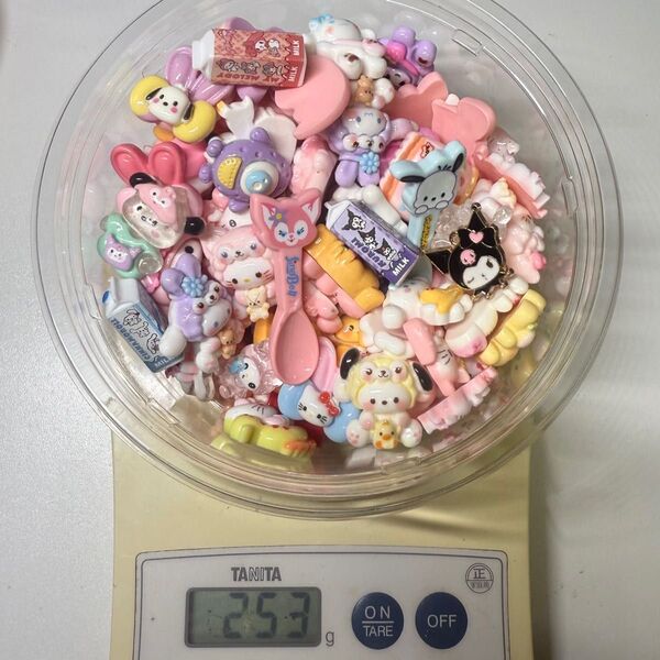 デコパ まとめ売り!約250g サンリオアソートミックス チャーム入り!ビーズアソート
