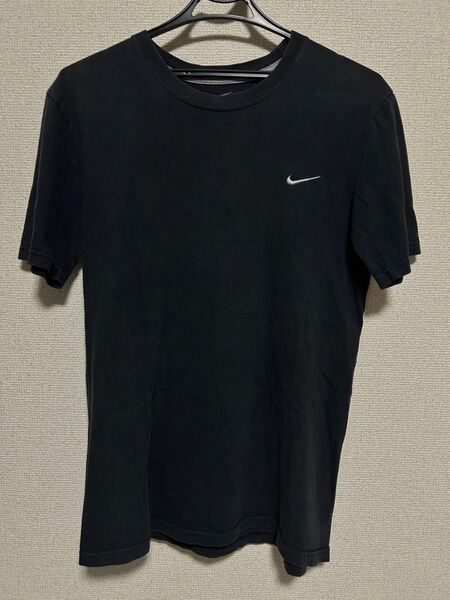 ナイキnikeスウッシュ刺繍ワンポイントロゴTシャツtシャツNIKE黒フェード