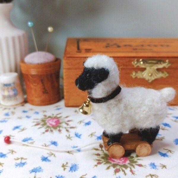 羊毛フェルト 羊 サフォーク ひつじ プルトイ ハンドメイド ミニチュア
