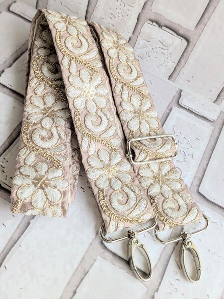 インド刺繍リボンのスマホストラップ☆ショルダーベルト☆ハンドメイド♪