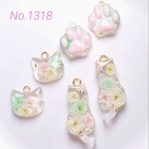 No.1318チャーム・ペンダントトップ♪カン付きレジンパーツ♪猫♪かすみ草♪