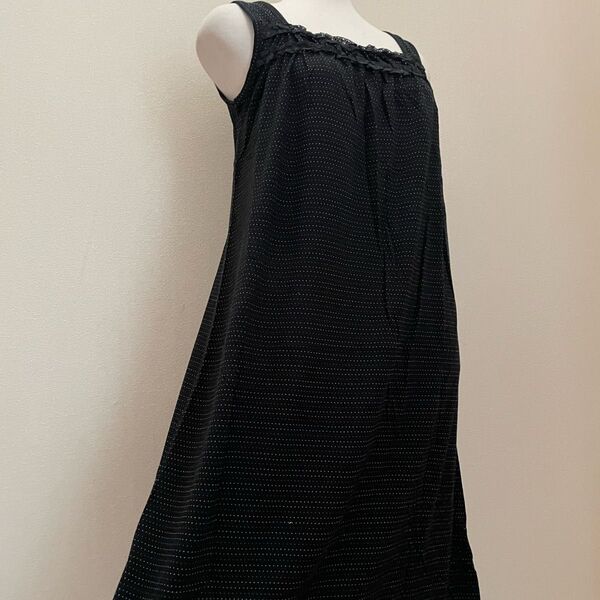 【新品】婦人服 シャーリングワンピース ノースリーブ 水玉模様 ブラック