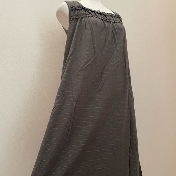 【新品】婦人服 シャーリングワンピース ノースリーブ 水玉模様 カーキ