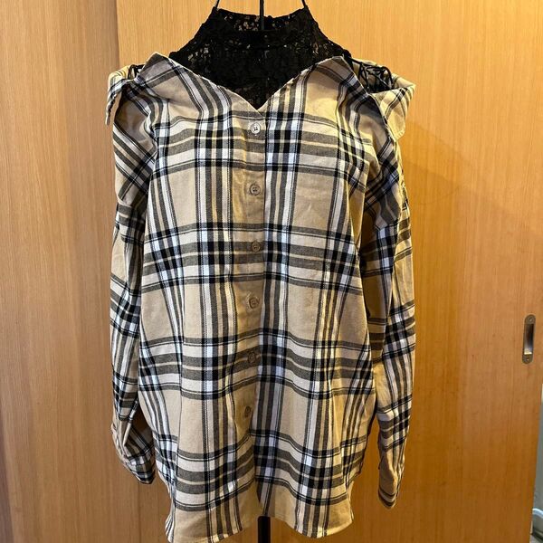 オフショルダー風チェックシャツ ベージュ サイズM