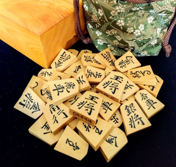 【将棋駒】山峯作 本黄楊特上彫「源兵衛清安書」カスタマイズ極美品 高級駒箱、新品駒袋付き