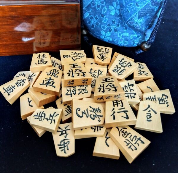 【将棋駒】圭月作 黄楊特上彫「錦旗書」カスタマイズ美品 高級桐駒箱、駒袋付き