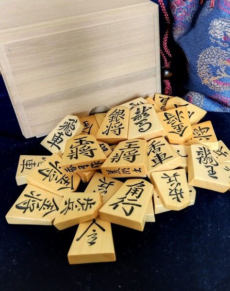 【将棋駒】香月作 黄楊特上彫「菱湖書」カスタマイズ品 手彫り 新品高級桐駒箱、駒袋付き
