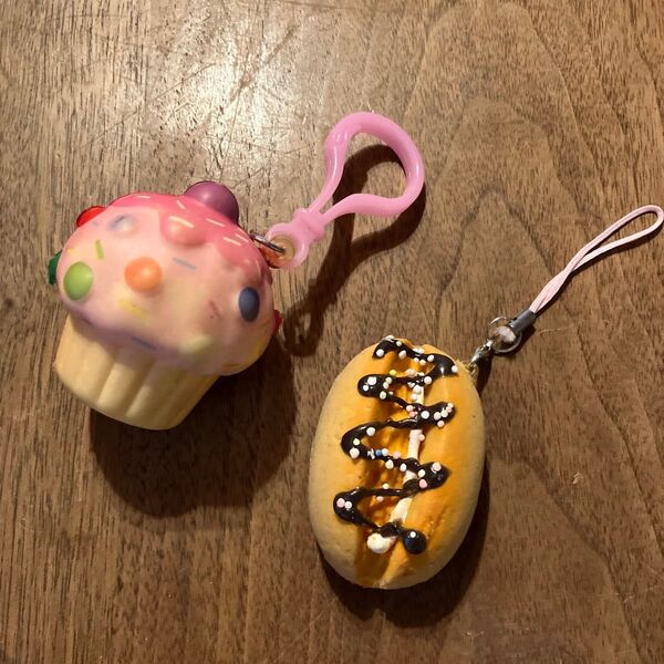 食品サンプル ストライプ キーホルダー カップケーキ コッペパン チョコソース スイーツ おかし かわいい