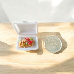 No.820 ミニチュアフード 1円玉サイズとっても小さなフードパック入り焼きそば 屋台フード シルバニアさんサイズ ハンドメイド