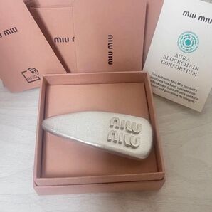 MIUMIU ヘアクリップ ミュウミュウ パテントレザーヘアクリップ シルバー