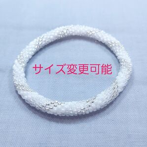 キラキラシルバーとポイントホワイト・クリアのチューブクロッシェブレスレット 16cm