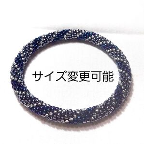 メタリックブルーと濃いグレーのチューブクロッシェブレスレット 16cm