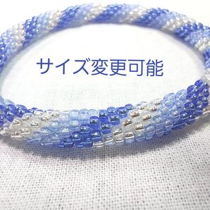 キラキラシルバーとブルー系のチューブクロッシェブレスレット 16cm ハンドメイド