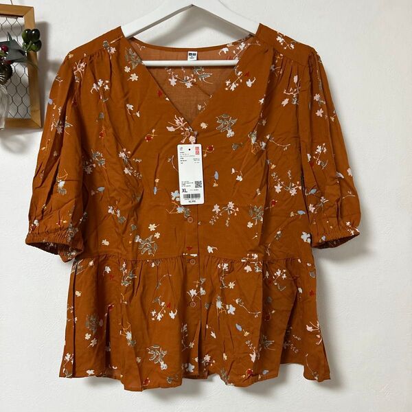 【新品未使用】UNIQLOレーヨンVネックプリントブラウス