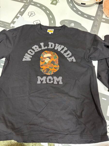 A BATHING APE WORLDWIDE MOM Tシャツ