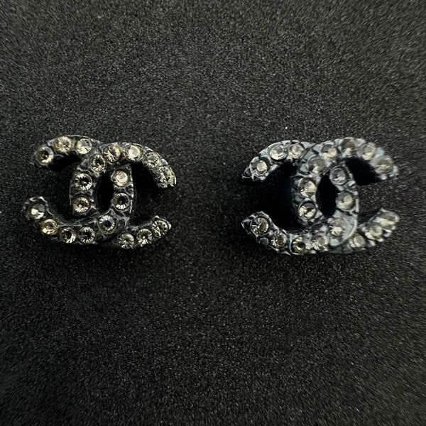 CHANEL シャネル ココ ラインストーン メタリック ピアス 00A