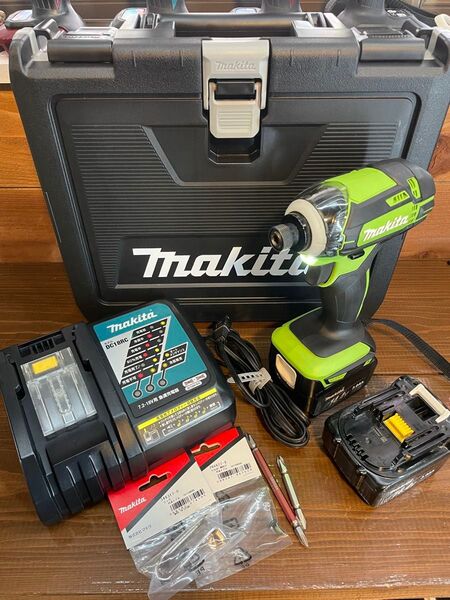 メンテ済み 極上品 バッテリー2個、充電器、ケース付き マキタ 14.4V 充電式インパクトドライバ(ライム)TD138DRFXL