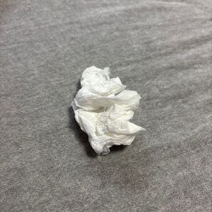 左足だけで丸めたティッシュ