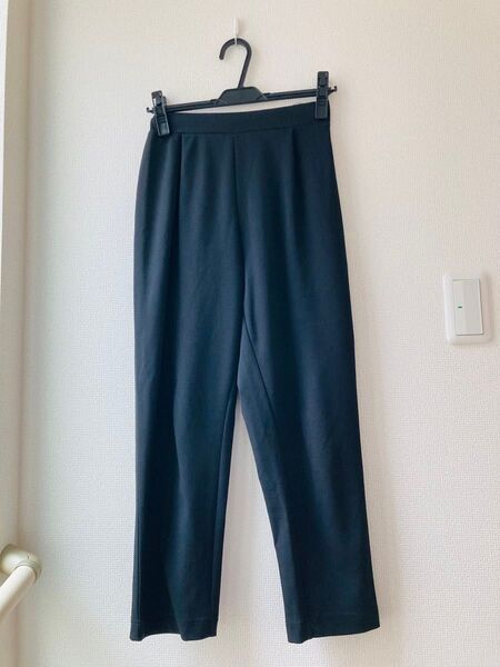 シンプル 黒 テーパードパンツ ウエストゴム