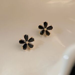 ピアス フラワー ブラック 花 ゴールド シンプル 小さめ おしゃれ 高級感 上品 高見え かわいい キラキラ ギフト