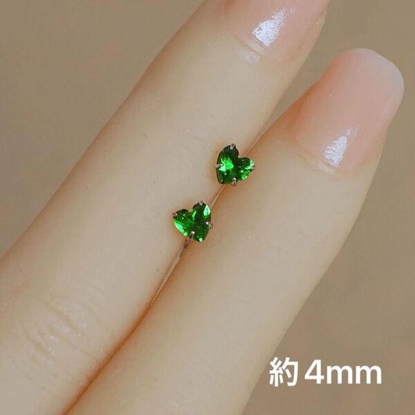 ピアス 4mm 一粒 ハート 緑 キラキラ エメラルドグリーン 小さめ 小ぶり シンプル 韓国 アクセサリー シルバー プレゼント