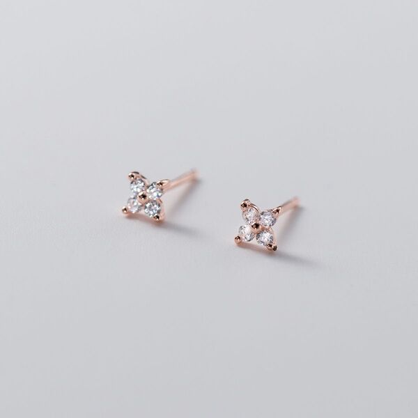 ピアス ピンクゴールド かわいい 花 四葉 キラキラ 小ぶり ミニ 小さめ 上品 高級感 シンプル ギフト