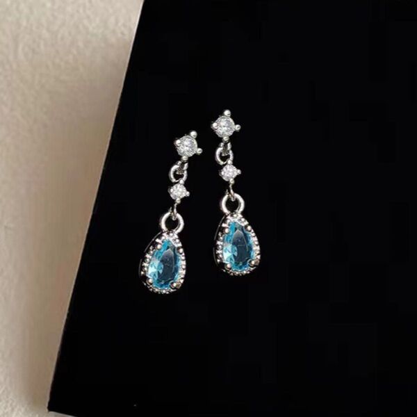 ピアス 小ぶり シルバー 雫 しずく 水滴 ドロップ キラキラ ブルー アクアマリンカラー シンプル ミニ 可愛い 揺れる 小さい