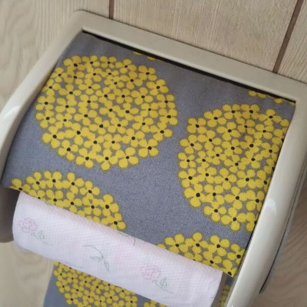 グレーに黄色のサークルフラワー トイレットペーパーホルダーカバー