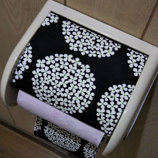 サークルフラワー 黒 トイレットペーパーホルダーカバー