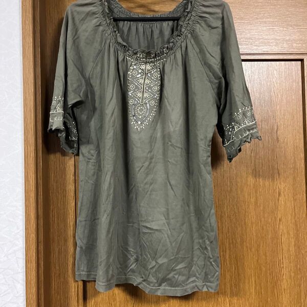 トップス カットソー カーキ 刺繍入り 五分袖