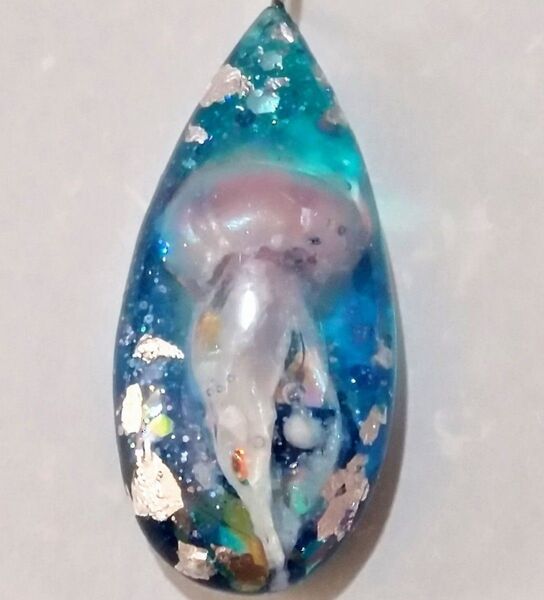 sale セール 海月 クラゲ ペンダントヘッド ピアス 熱帯魚 ブルー ハンドメイド レジン 雫型 ドロップ 夏 水族館 安い
