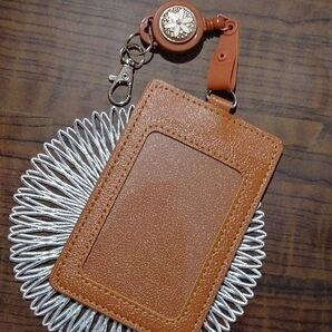 シンプル 定期入れ パスケース ブラウン 茶色 リール付き 伸びる 縦方 大人 ワンコイン 安い 社員証 入館証 革風 レザー風