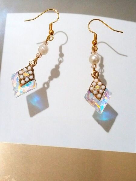 濃縮オーロラ ダイヤ型 菱形 ピアス レジン ハンドメイド クリア 綺麗 キラキラ 金色 ゴールド オパール風 大人 可愛い