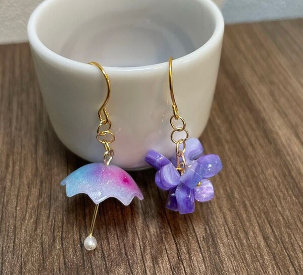 紫陽花と傘のアシンメトリーピアス ハンドメイド