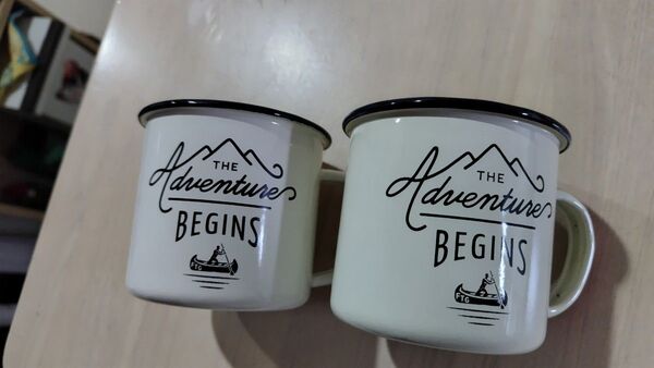 マグカップ ホーロー風 THE ADVENTURE BEGINS ロゴ入り 2個セット