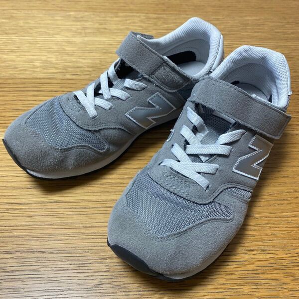 美品 New Balance ニューバランス ジュニア スニーカー 22cm ベルクロ YV373 グレー マジックテープ