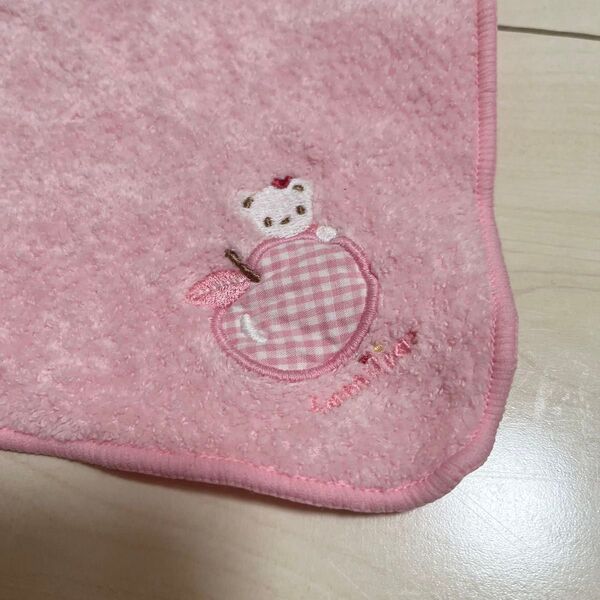 ファミリア タオルハンカチ ピンク くま 刺繍 ハート ループ付き