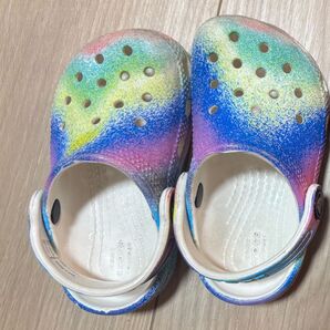 クロックス サンダル キッズ 15cm タイダイ柄 マルチカラー