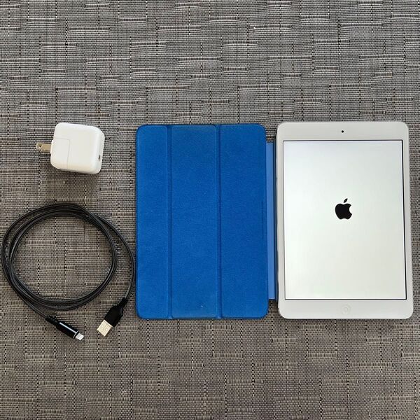 iPad mini 2 16GB Wi-Fiモデル 純正充電器、社外品充電ケーブル、純正カバー付き ホームボタン難あり