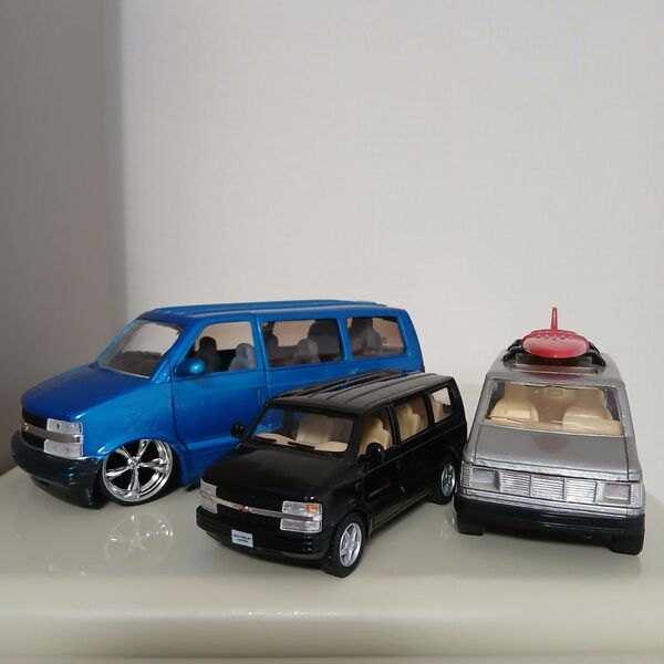 JadaToys 2001CHEVY ASTROVAN 1/24スケール ローライダーシリーズ シボレーアストロミニカー シェビー
