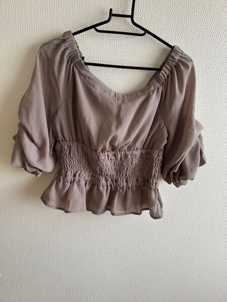 オフショルダー風ブラウス