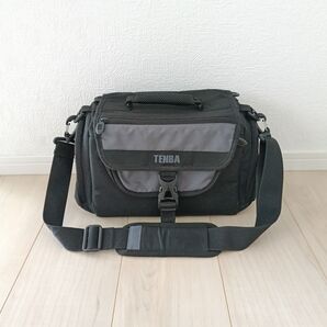 TENBA製ブラックカメラバッグ、ショルダーストラップ付きLサイズ