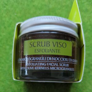 SCRUB VISO ESFOLIANTE オリーブ種子